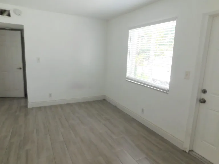 825 NE 6th St #3 — Photo 10