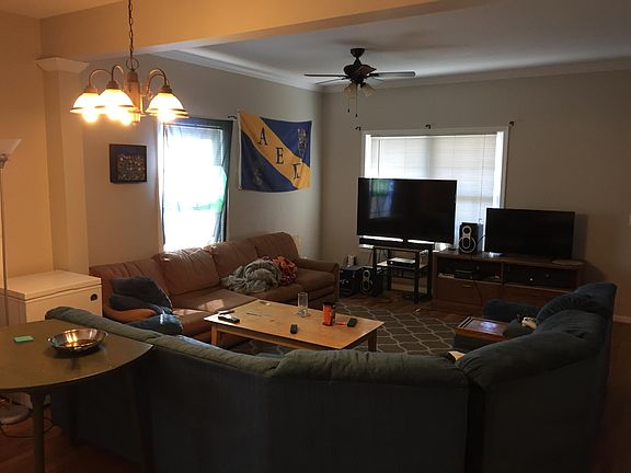 3rd image of 924 Kabrich St