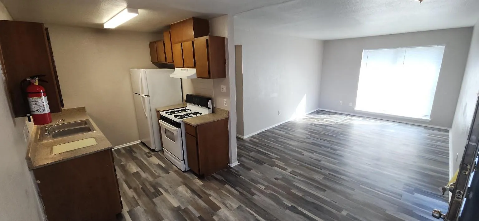 Pointe West Apartments — Photo 1