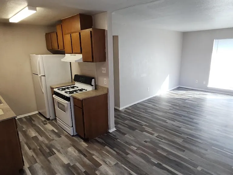 Pointe West Apartments — Photo 1