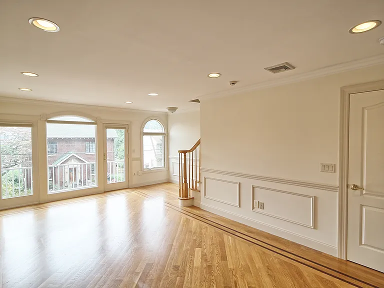 696 Undercliff Ave — Photo 2