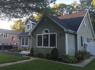 397 Wald St, Holbrook, NY 11741