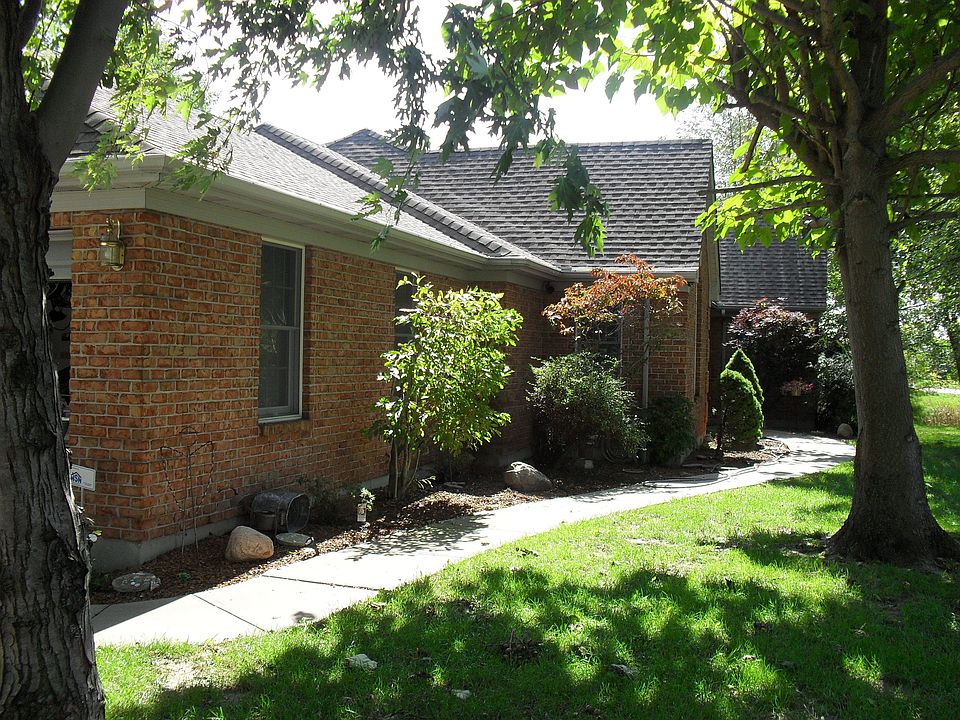 Brick Ranch w/3 car garage