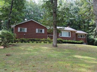 2 Folger Ln, Dix Hills, NY 11746
