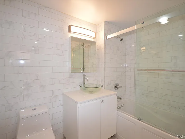 55 S Middle Neck Rd #4C — Photo 10