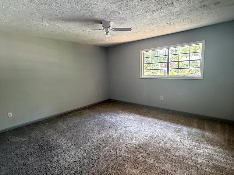 1045 Laurel Ct NW #B — Photo 6