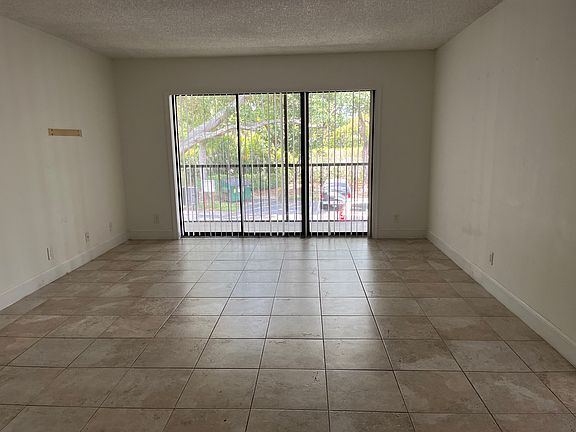 5th image of 204 Foxtail Dr APT H2