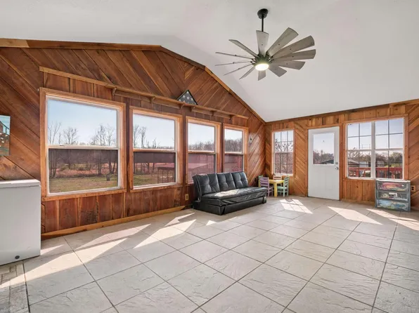 324 Laster Holman Ln, Decherd, TN 37324