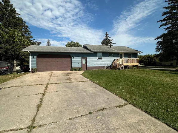 513 Washington St SE, Warroad, MN 56763