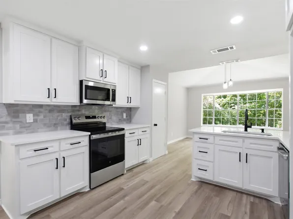 210 Squirebrook Dr, Desoto, TX 75115