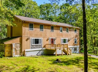 126 Fawn Lake Dr, Hawley, PA 18428