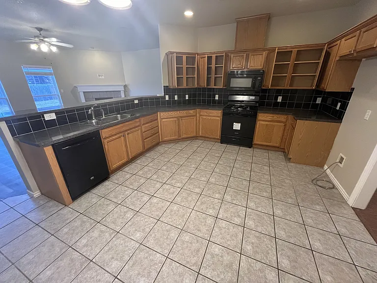 2321 SW 94th St — Photo 5