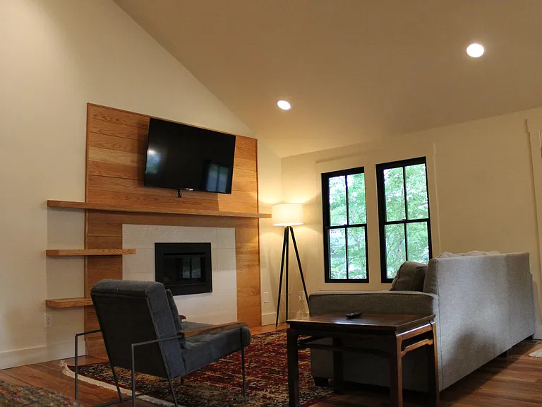 1401 Lillian St — Photo 6