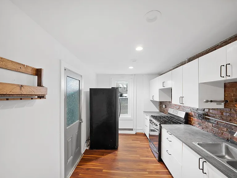 958 Queen St — Photo 13