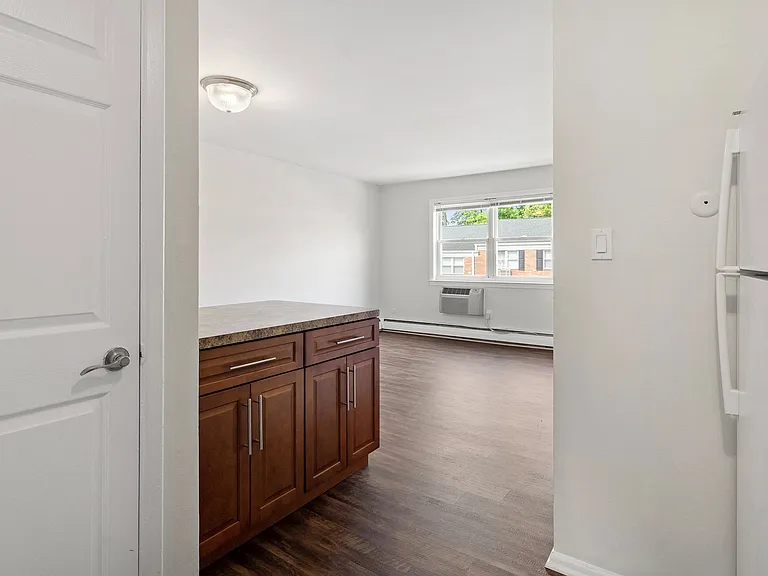 114-120 Montgomery Street Apartments — Photo 2