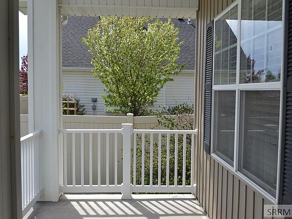 3rd image of 1047 Oxbow Ln
