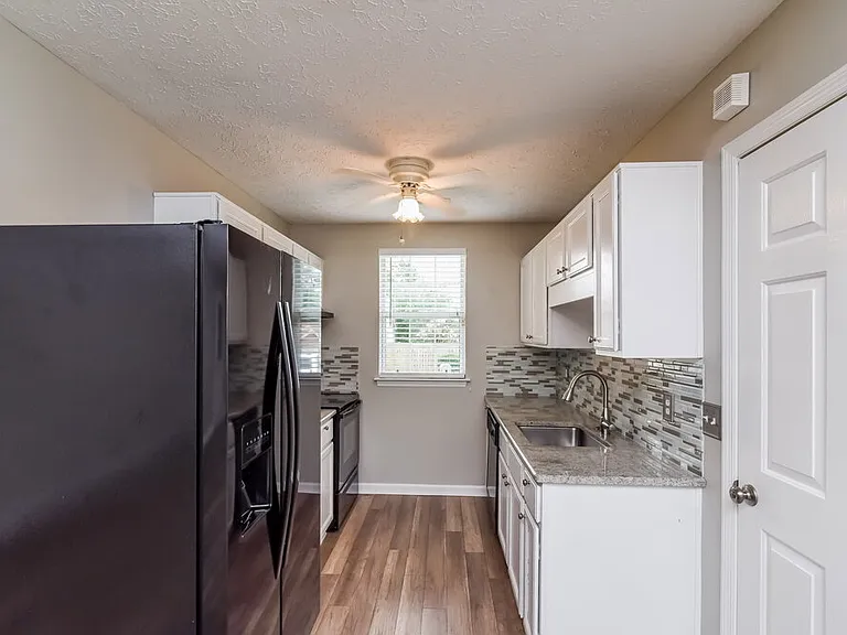 101 Edgehill Ln — Photo 5
