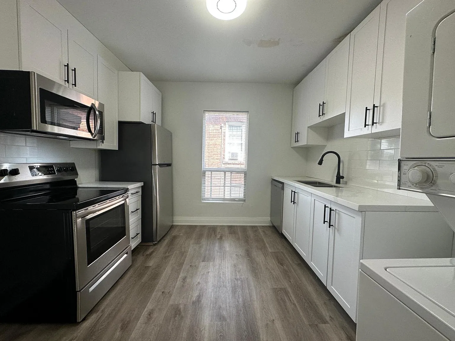 430 King St W — Photo 2