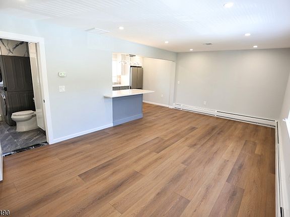 5th image of 210 Walnut St #R