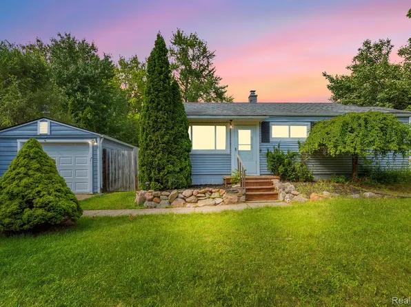 1195 Annjo St, Walled Lake, MI 48390