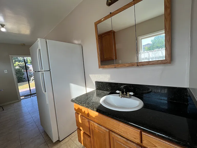 5575 1/2 Angelus Ave — Photo 15