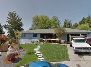 1222 NE John Dr, Grants Pass, OR 97526