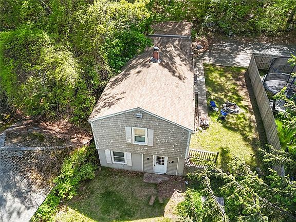 3rd image of 214 Putnam Pike