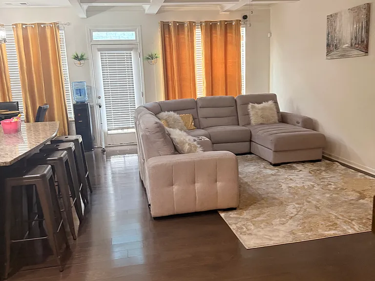 2724 SW Kemp Ct — Photo 3