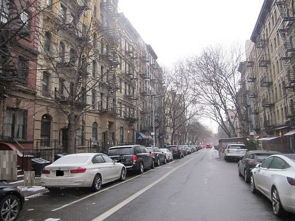 4th image of 205 E 10th St APT 1D