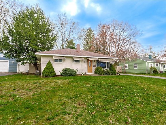 3rd image of 810 Amherst Dr