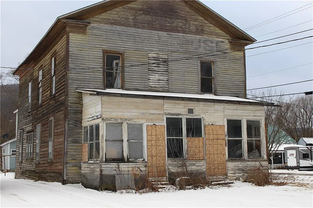 11 Maple St photo 1