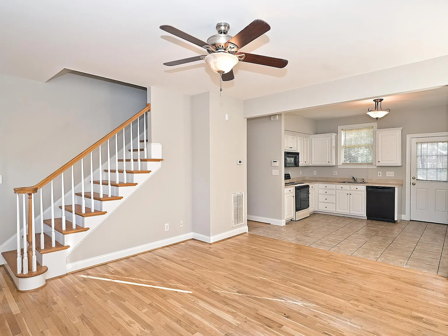 3 bed, 1416 sqft, $3,050 — Photo 4