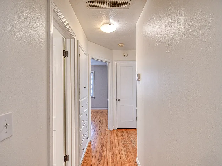 1117 Grover Ln — Photo 3