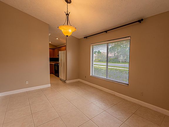 5th image of 415 SW Magnolia Cv