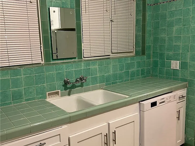 425 S Palm Dr — Photo 12