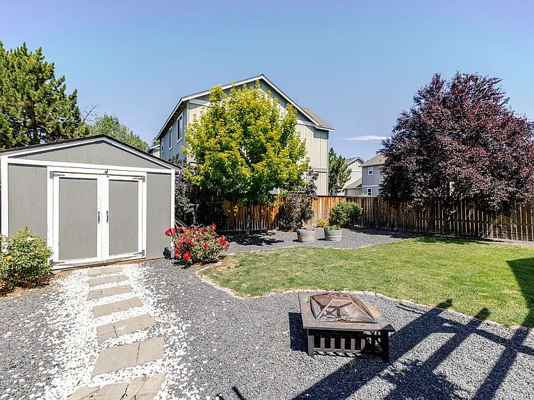 295 SW 25th St — Photo 37