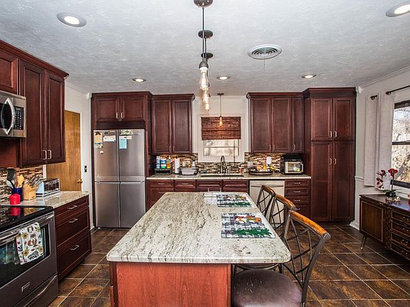 3rd image of 6015 Oxford Ave