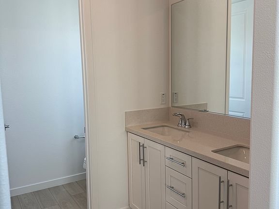 5th image of 2536 Curtain St S
