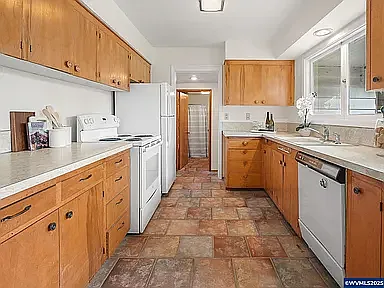 1950 SW Whiteside Dr — Photo 10