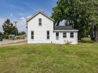 1216 4th St, Camanche, IA 52730
