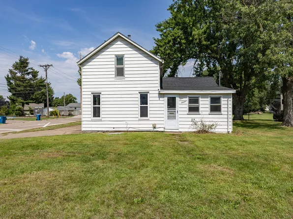 1216 4th St, Camanche, IA 52730