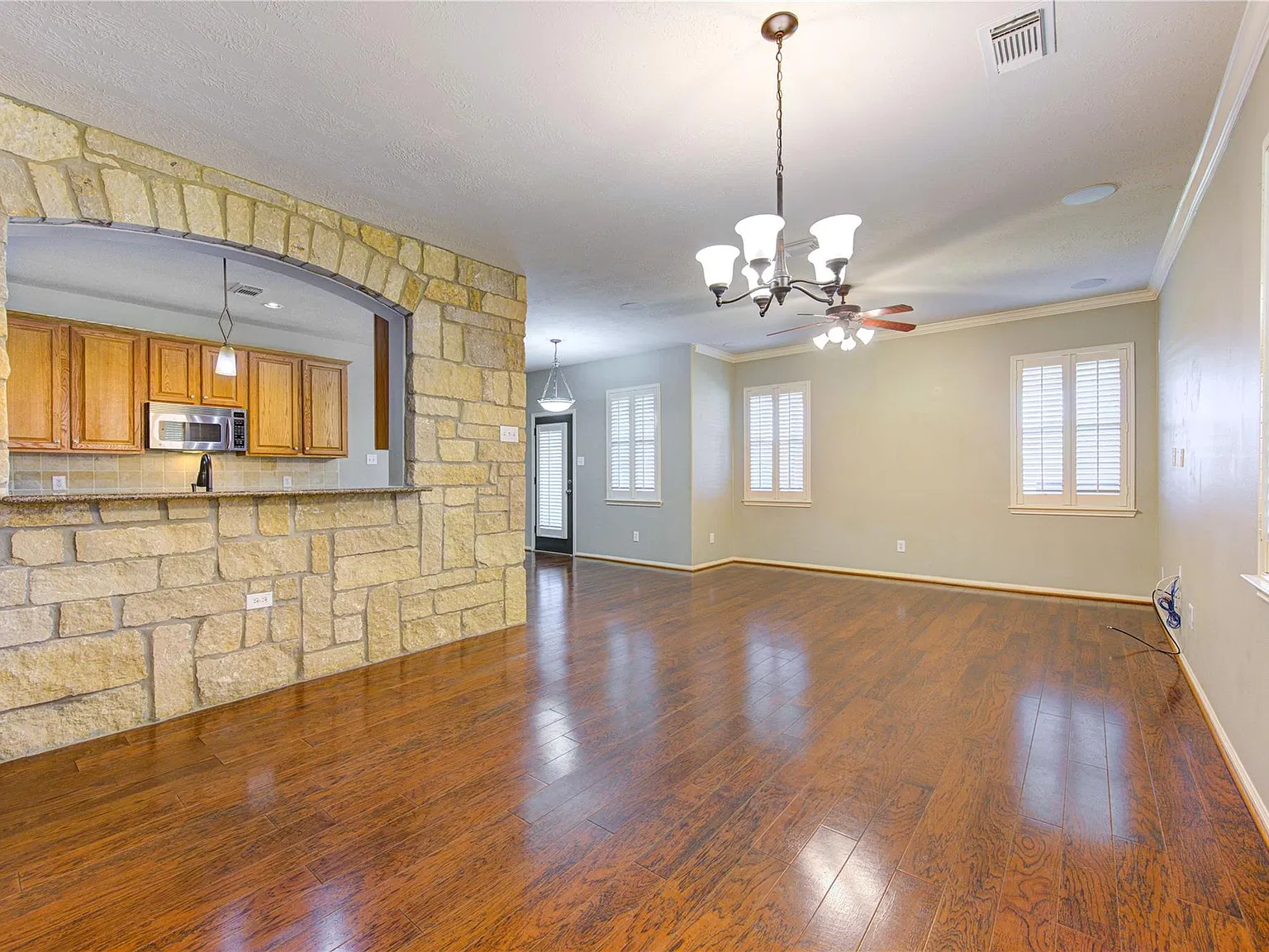 2 bed, 2.5 bath, 1850 sqft, $1,995 — Photo 2