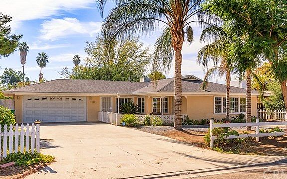 2nd image of 40851 Acacia Ave