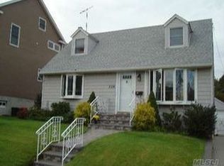 286 Brown St, Mineola, NY 11501