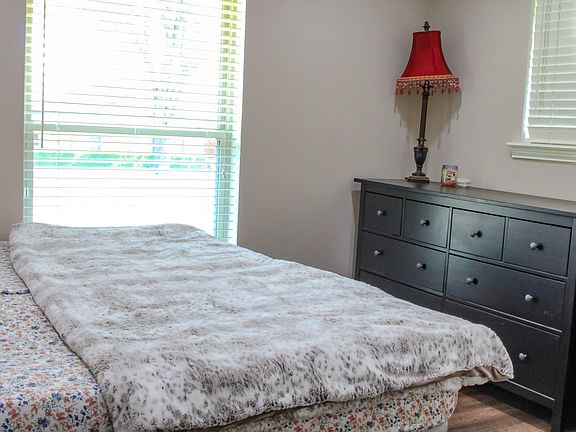 4th image of 1506 Lexington Dr Room 2