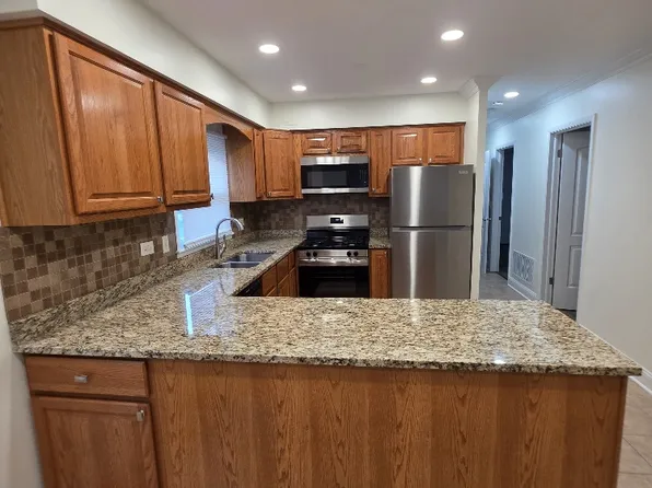 826 E Capri Dr APT 1, Palatine, IL 60074