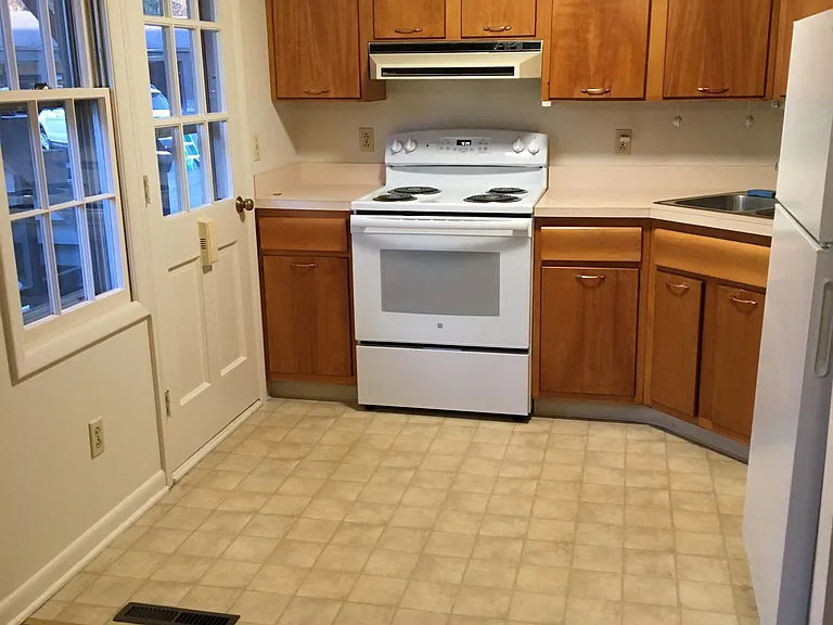 302 Kenwood Ave #1 — Photo 2