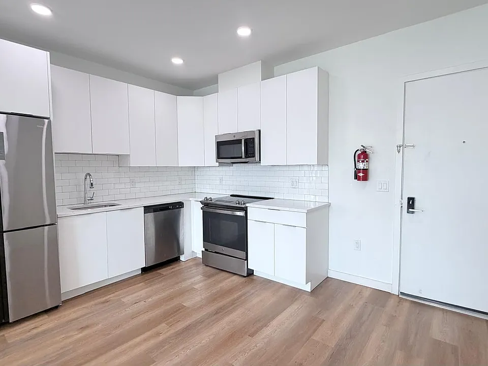 176 W 7th St #312E