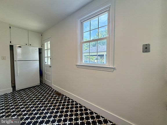 3rd image of 2811 Valley Dr