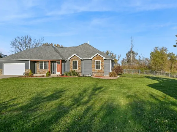 82 1st Street Ct, Atkins, IA 52206